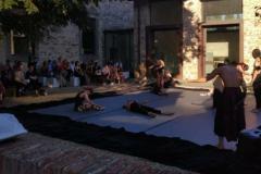 Uno spettacolo di danza al Castello dell'Acciaiolo