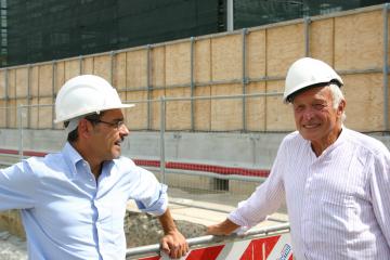 Ll'architetto Richard Rogers nel 2011 con l'allora Sindaco Simone Gheri ad un sopralluogo al cantiere del Nuovo Centro