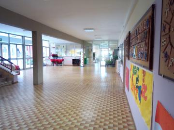L'interno della scuola Spinelli