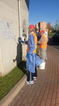 Decoro urbano, cancellate dagli Angeli del Bello le scritte sotto al ponte della tramvia e all’Acciaiolo