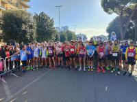 I partecipanti rispettano un minuto di silenzio prima della partenza della Mezza Maratona 2024