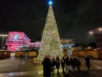 L'accensione dell'Albero di Natale e delle proiezioni in piazza Resistenza