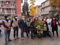 I commercianti che hanno aderito al progetto Treesiting con gli assessori Andrea Franceschi e Barbara Lombardini